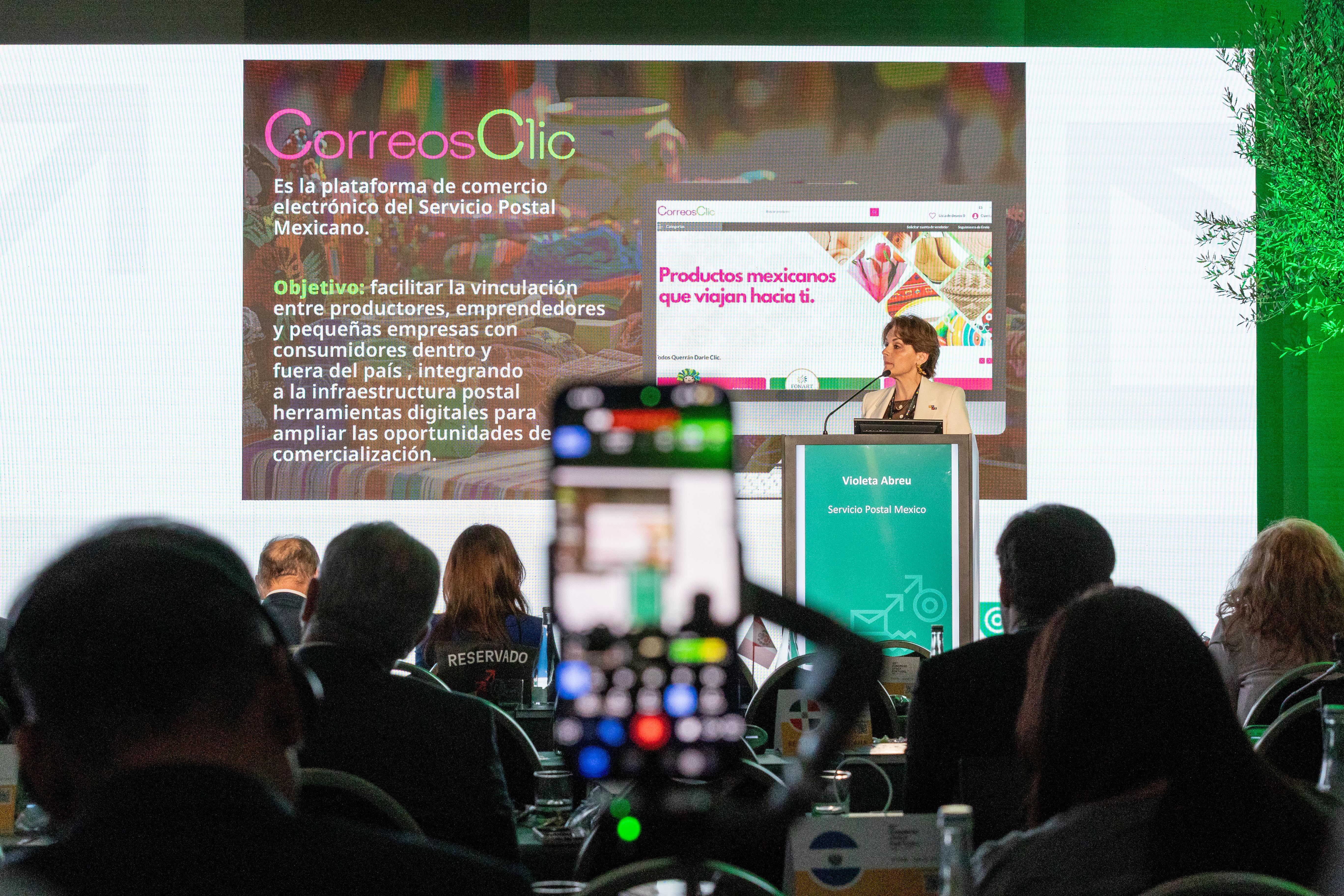 Speaker presenting to the congress audience